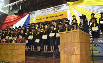 Facultad de Odontología entrega sus títulos a 56 nuevos profesionales