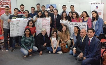 Embajador de los EEUU visita campus de la UNA