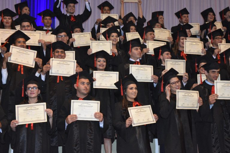 150 juristas de la FDCS celebran graduación