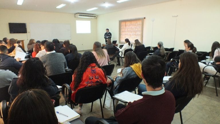 Estudiantes de movilidad se informan sobre generalidades de la UNA