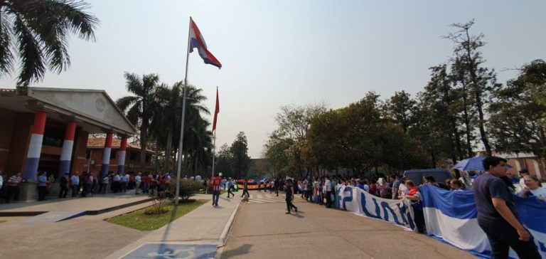 La UNA continúa con el paro de todas sus actividades