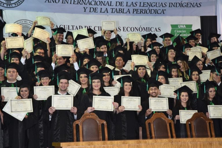 Administradores y Economistas se gradúan de la FCE-UNA