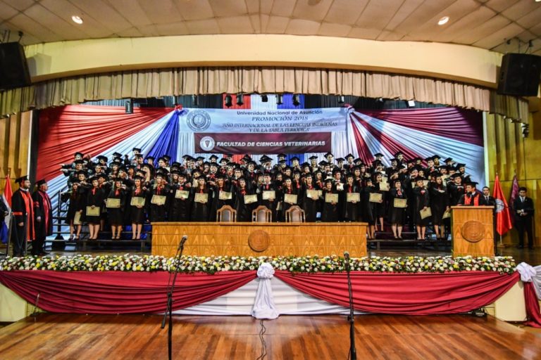 Facultad de Ciencias Veterinarias entrega sus títulos a 103 nuevos profesionales