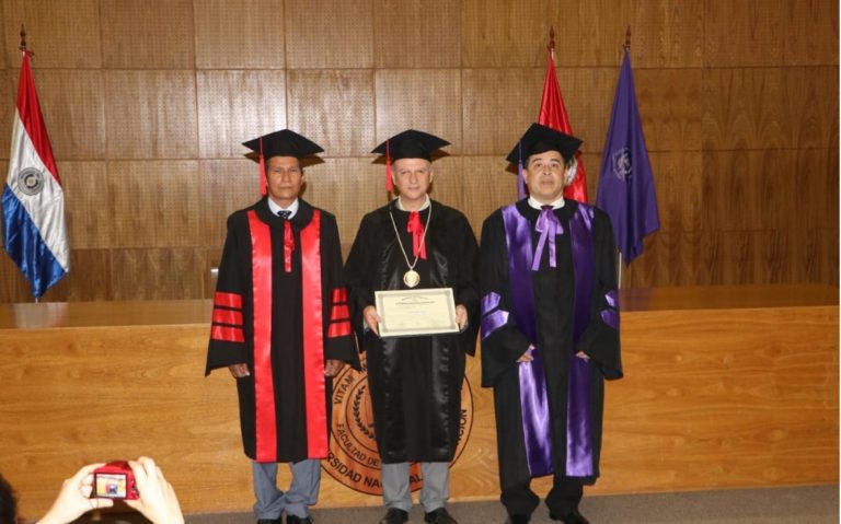 La UNA entrega el título de Doctor Honoris Causa a prestigioso catedrático de la Universidad de Barcelona