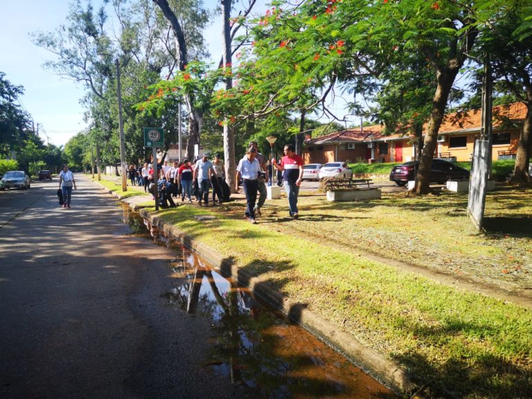 Minga para eliminar criaderos del mosquito transmisor del Dengue en el Campus