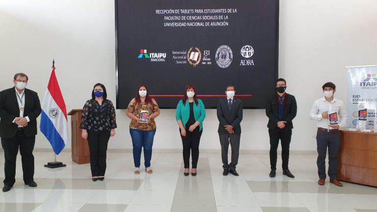 Estudiantes de FACSO reciben lote de 400 Tabletas para continuar estudios