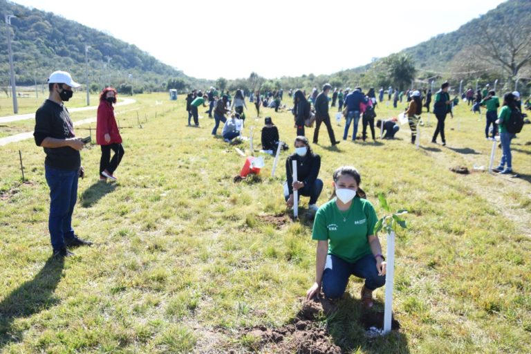 UNA promueve arborización en Parque Ecológico de Paraguarí