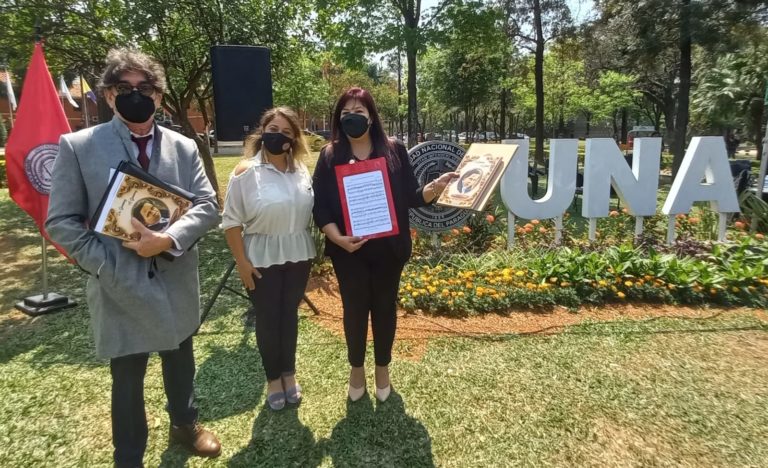 Nieta de Remberto Giménez entrega partitura del Himno de la UNA a las autoridades de la Universidad