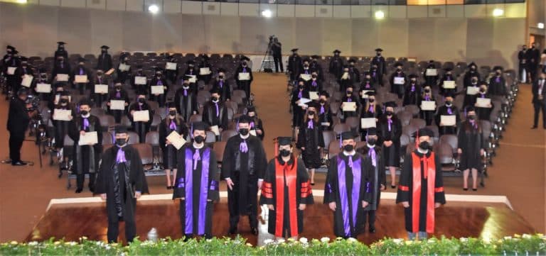 Nuevos profesionales de blanco reciben sus títulos de la UNA