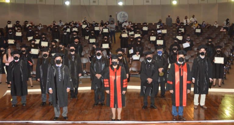 Egresados de la FF-UNA celebran ceremonia de colación