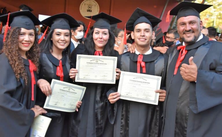 Graduada distinguida de Derecho instó a sus colegas a afrontar la injusticia y la corrupción