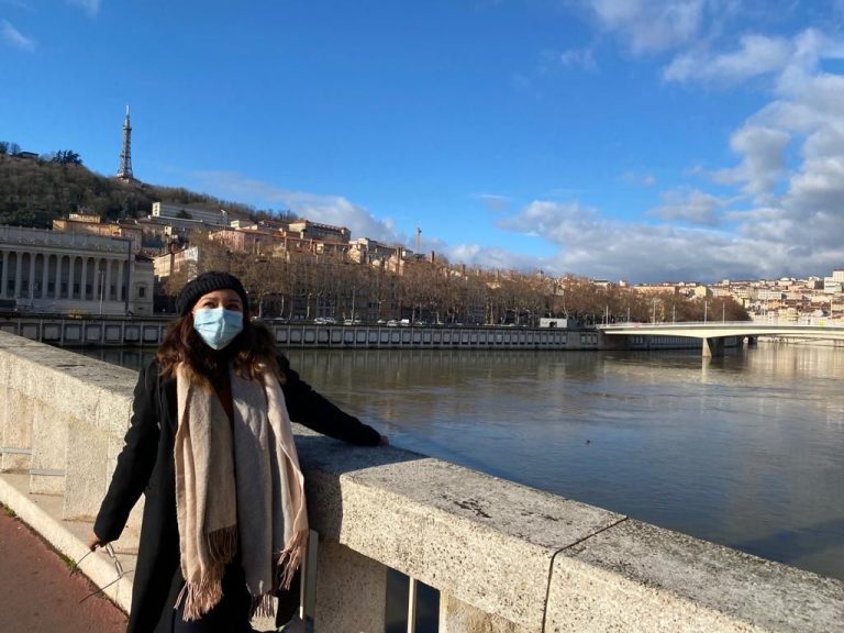 Egresada de la UNA defiende tesis doctoral en Francia