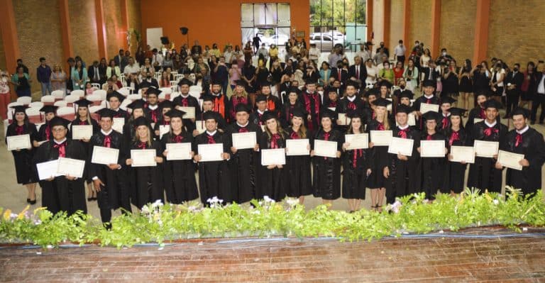 La UNA graduó a 32 profesionales de la veterinaria en filial San Juan Bautista, Misiones