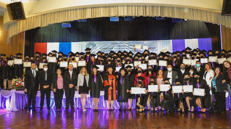 Profesionales de blanco de la FENOB-UNA recibieron sus títulos universitarios
