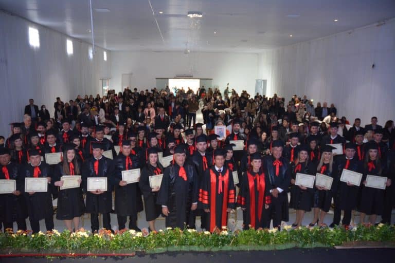 La UNA graduó a 83 profesionales del derecho en Caacupé