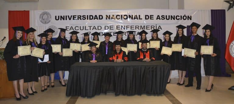 Profesionales de Blanco de la FENOB UNA Quiindy recibieron sus títulos