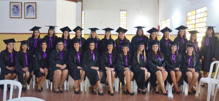 La UNA graduó a 27 enfermeras en Coronel Oviedo