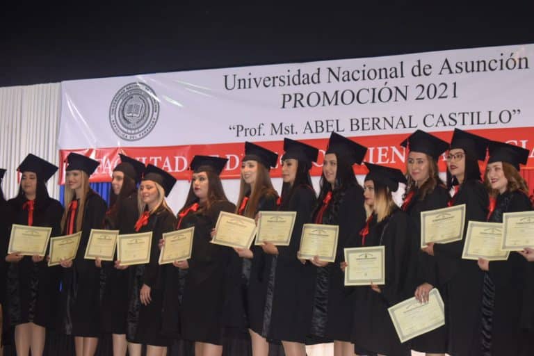 La UNA graduó a 66 profesionales del derecho en Caacupé