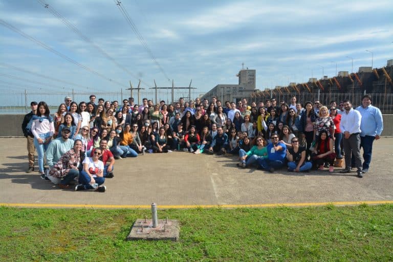 Jóvenes Investigadores recorrieron Yacyretá en paralelo a defensas