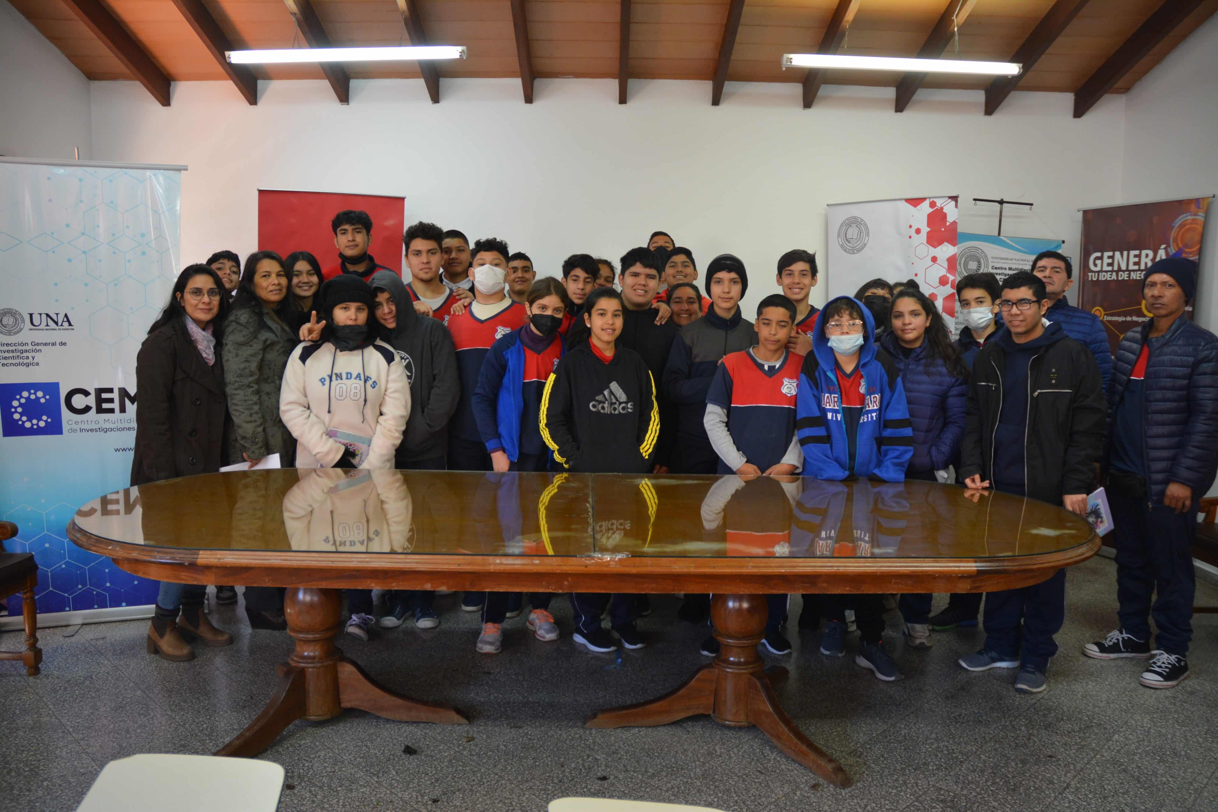 de la Ciencia: CEMIT recibió de estudiantes de escuela asuncena - Universidad Nacional de Asunción