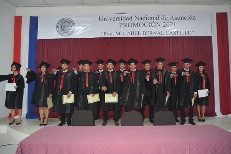 La UNA graduó a 35 doctores en ciencias veterinarias en Caazapá
