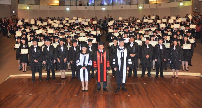 La UNA entregó sus títulos universitarios a profesionales de Politécnica