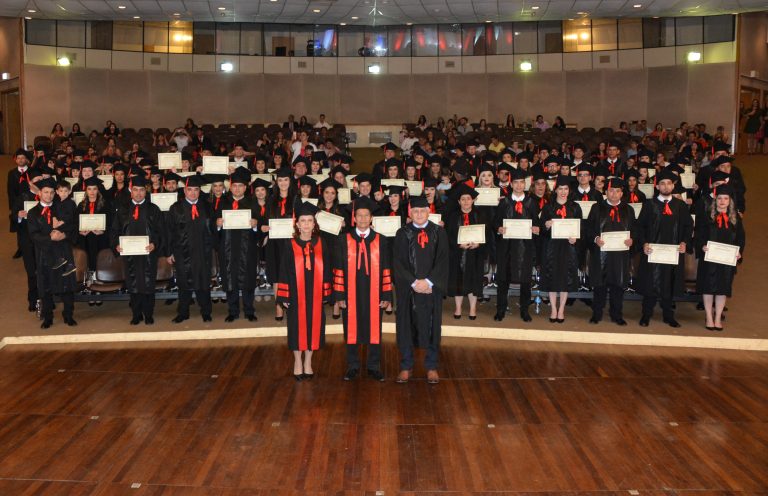 Profesionales del notariado recibieron sus títulos de la UNA
