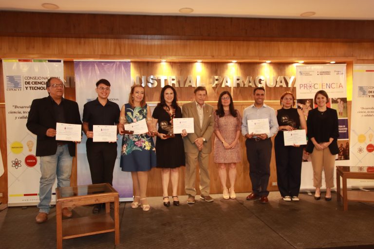 La UNA marcó presencia en premiación de periodismo y fotografía científica del CONACYT