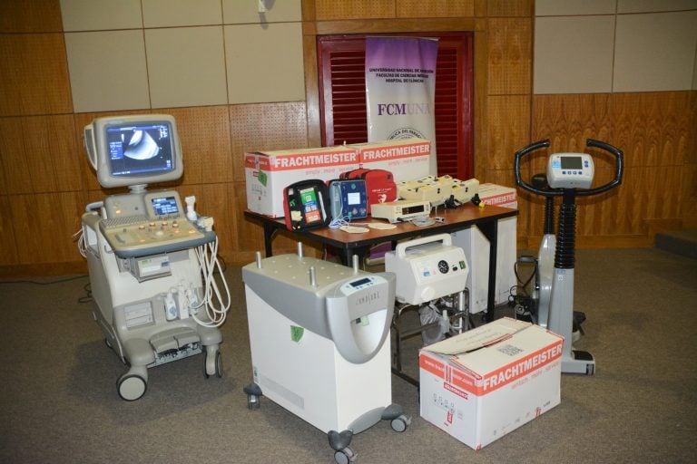 FCM-UNA recibió donación de equipos e insumos médicos