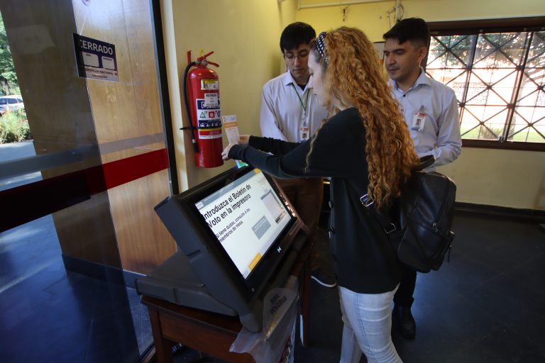 Comunidad académica practicó con máquinas de votación electrónicas del TSJE