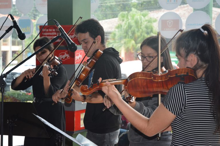 Concierto itinerante sorprendió en el comedor universitario de la FCA-UNA