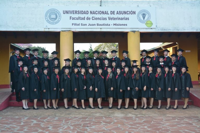 Profesionales de ciencias veterinarias de San Juan Bautista celebran sus títulos de la UNA