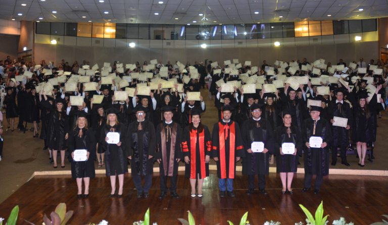 Profesionales de ciencias agrarias reciben sus títulos de la UNA