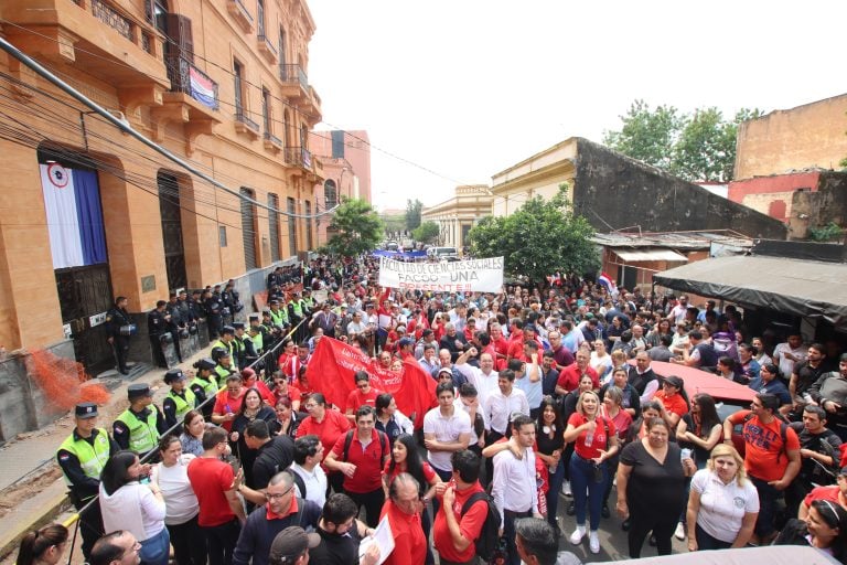 Paro de la UNA moviliza a más de 3000 personas en el microcentro