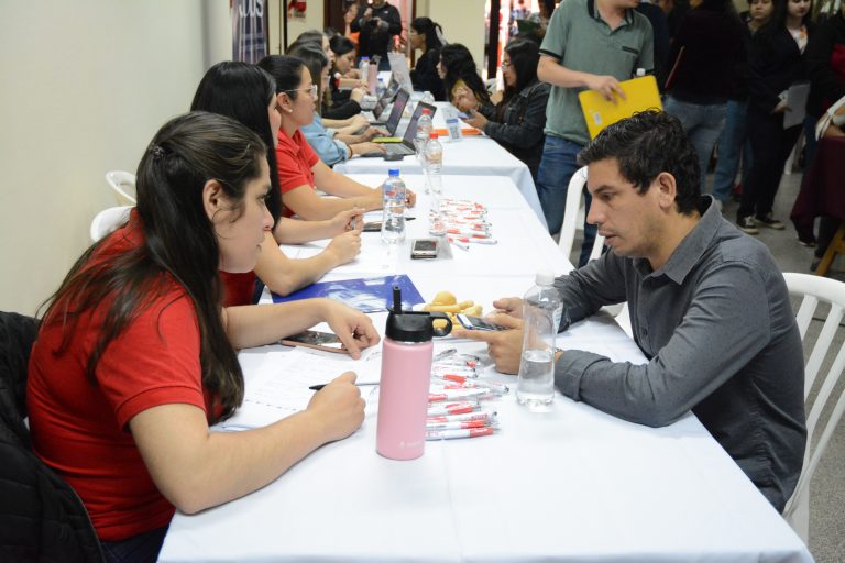 Multitudinaria participación de jóvenes en Feria de Empleo UNA-MTESS