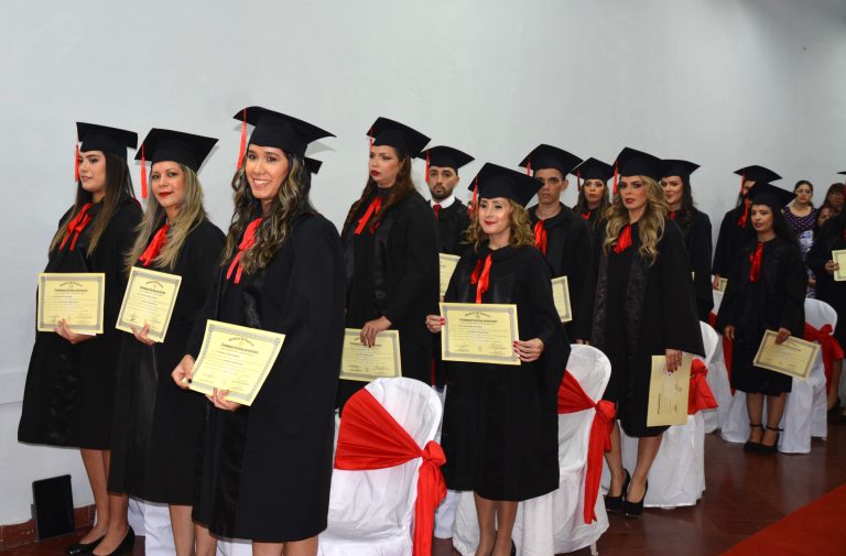 Profesionales de las ciencias políticas recibieron sus títulos de la UNA