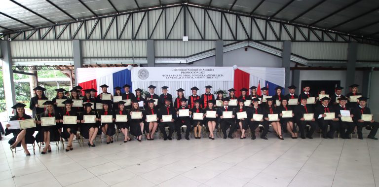 Santaní celebró egreso de juristas de la UNA