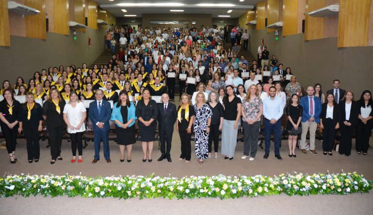 Profesionales de la odontología recibieron sus títulos de postgrado