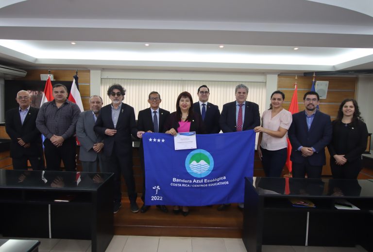 La UNA recibe Bandera Azul por su compromiso ambiental