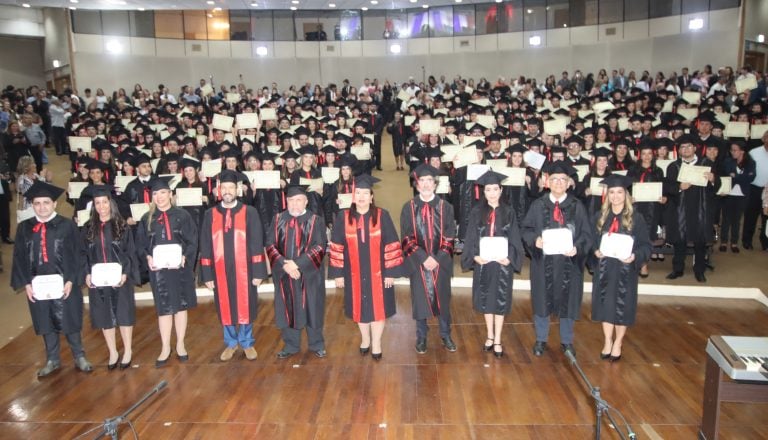 Profesionales de la FADA-UNA recibieron sus títulos de grado