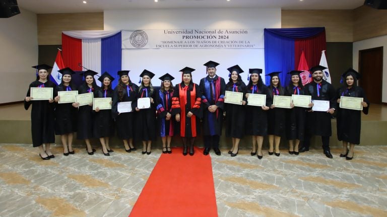 Profesionales de enfermería recibieron sus títulos en Santaní