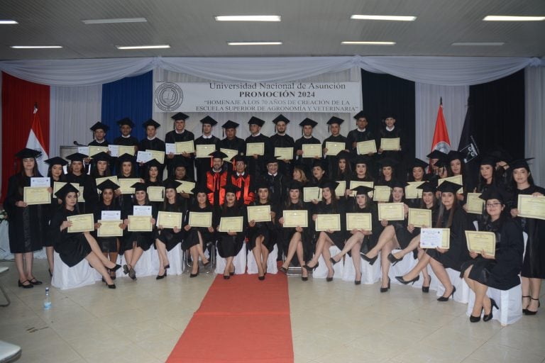 Profesionales de grado y postgrado recibieron sus títulos en San Pedro del Ycuamandyyú