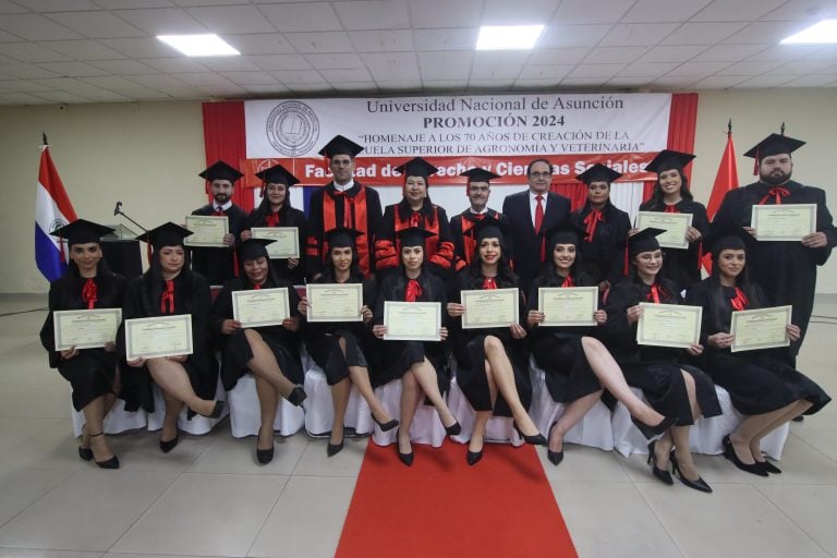 Profesionales del derecho recibieron sus títulos de la UNA en San Juan Bautista, Misiones
