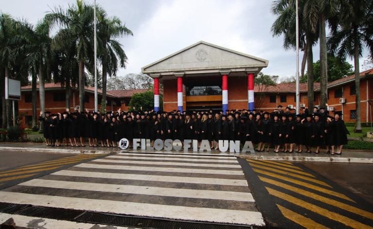 Profesionales de grado y postgrado celebraron sus títulos de la UNA
