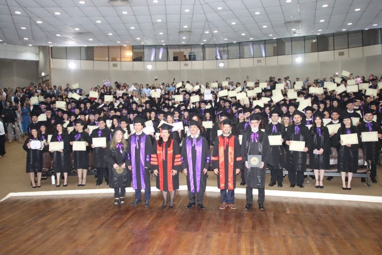 Profesionales de la salud de sede central y filial Santa Rosa del Aguaray recibieron sus títulos de la UNA