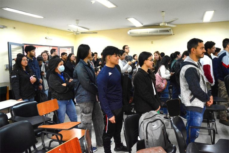 1289 estudiantes de la UNA recibieron sus becas del Rectorado