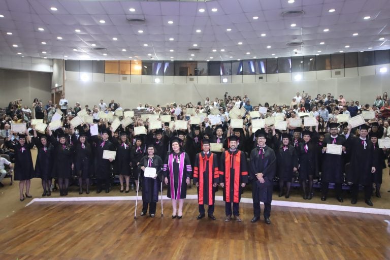 Profesionales de las ciencias sociales celebran sus títulos de la UNA