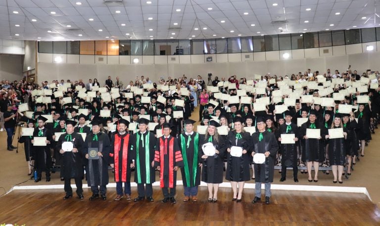 Contadores recibieron sus títulos de la UNA