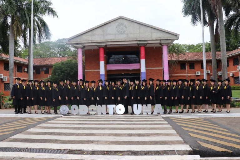 La UNA celebró graduación de profesionales de odontología