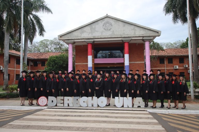 Profesionales del derecho reciben sus títulos de la UNA
